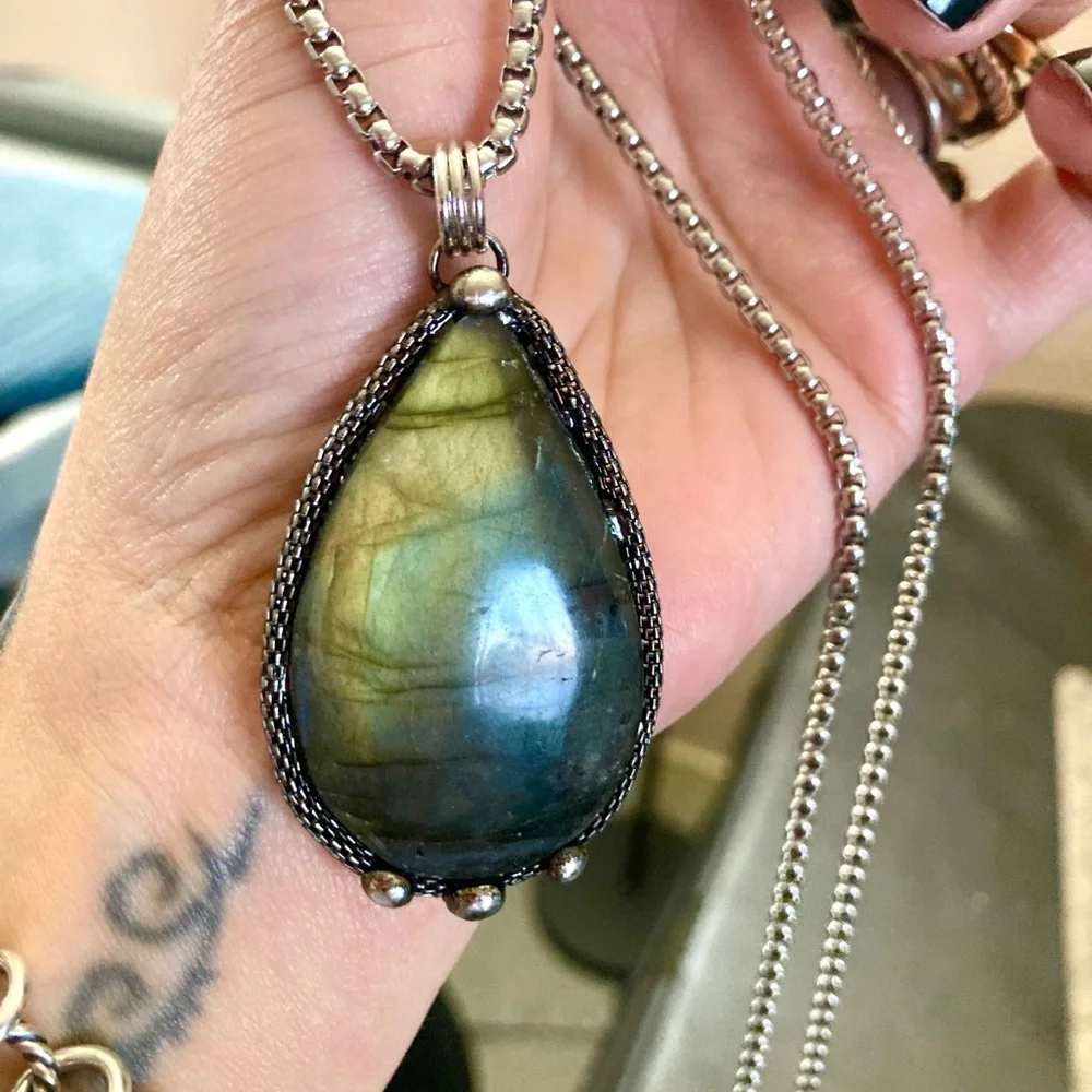 Natural dark blue green iridescent flash labradorite gemstone boho moon necklace - Picture 6 of 14